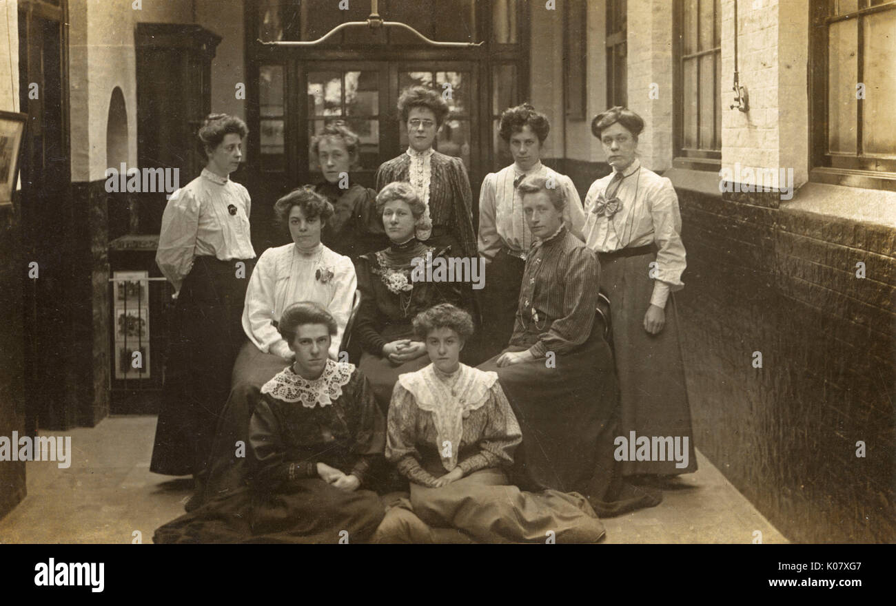 Gruppenfoto von Lehrerinnen in einem Schulgebäude Stockfoto