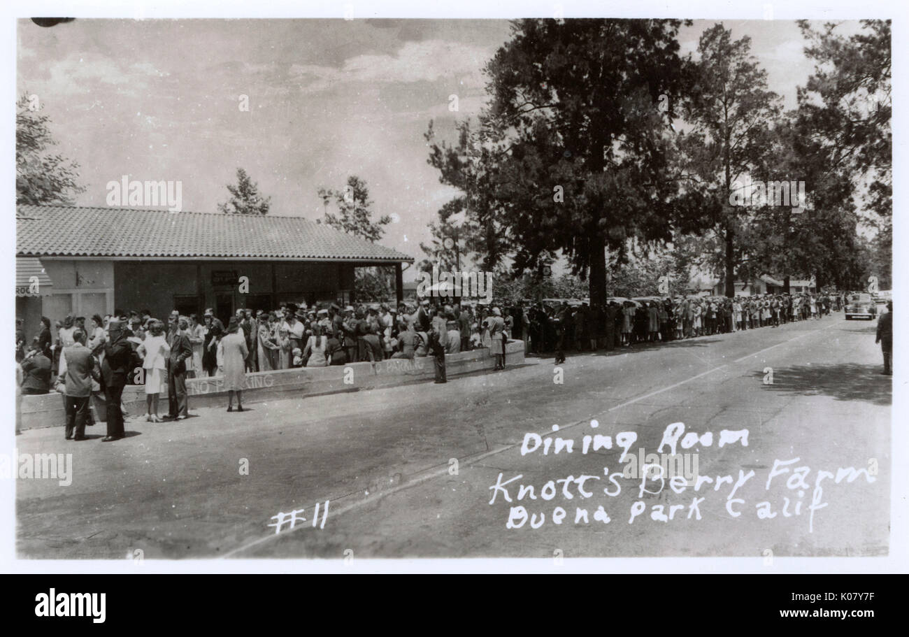 Lange Schlange von Menschen für den Speisesaal der Knott's Berry Farm, Buena Park, Orange County, Kalifornien, USA. Datum: 1940s Stockfoto