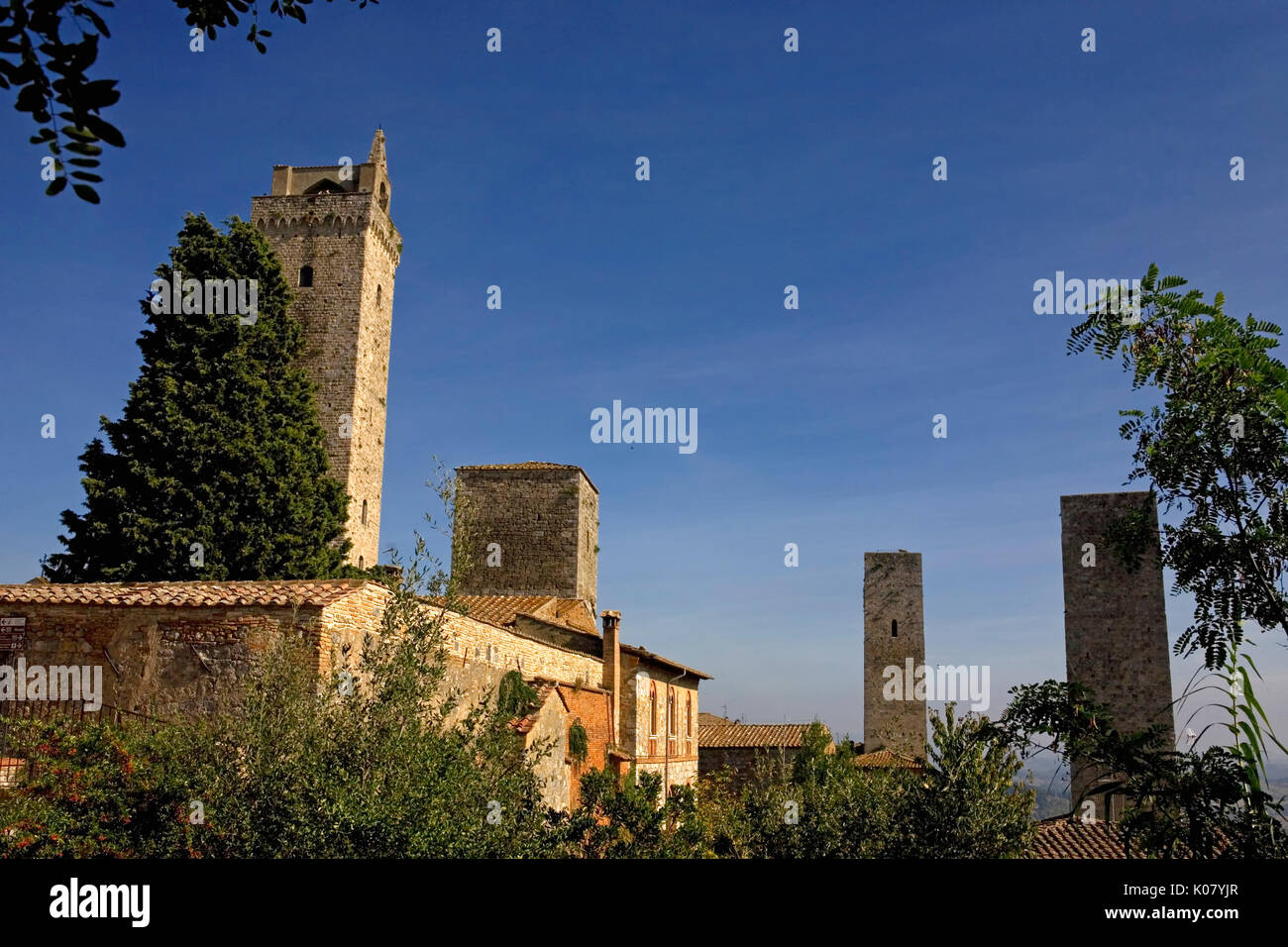 Torre Grossa und andere Türme von der Via della Rocca, San Gimignano, Toskana, Italien Stockfoto