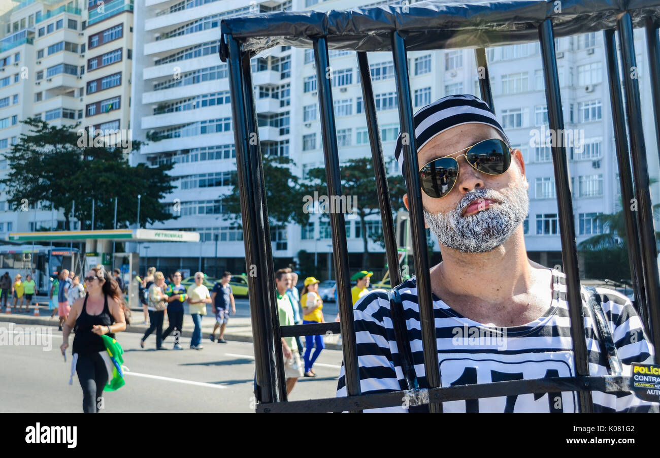 Korruptionsbekämpfung Demonstranten versammeln sich am Strand von Copacabana ihren Frust über die politische Situation in Brasilien zu entlüften. Mann verkleidet als Lula im Gefängnis Stockfoto