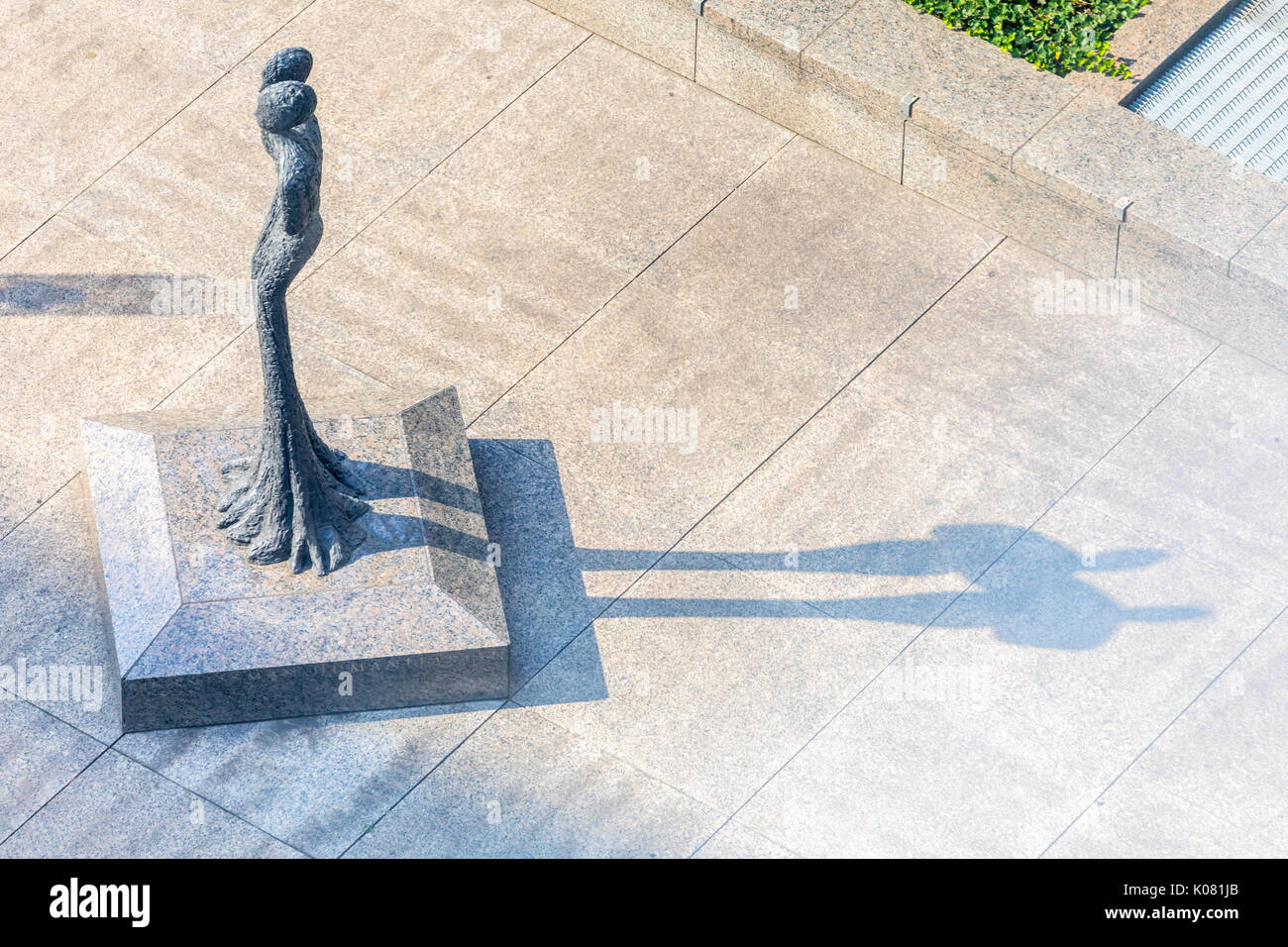 Abstrakte Skulptur wirft einen Schatten am Columbus Circle, Manhattan Stockfoto