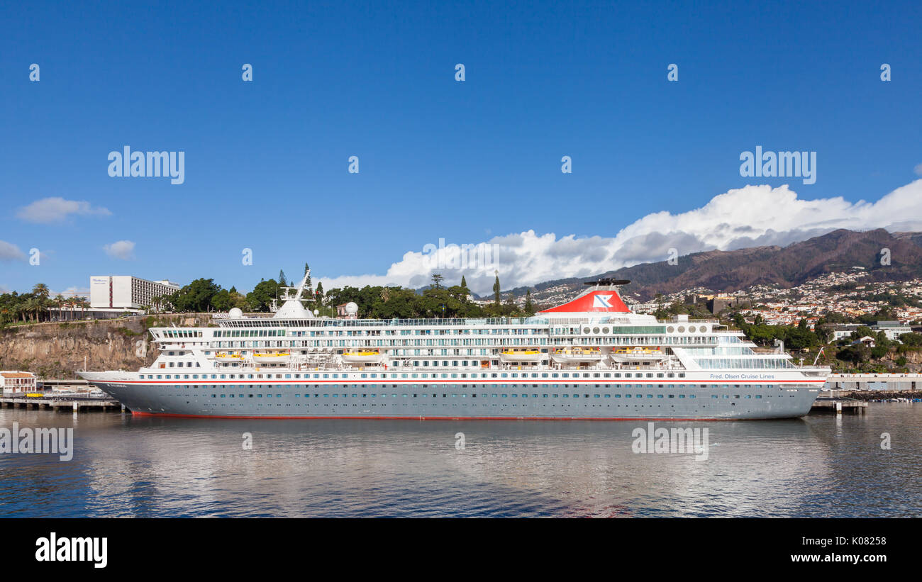 Die Fred Olsen Cruise Ship, Balmoral, ist günstig auf der portugiesischen Insel Madeira, in den Hafen von Funchal. Stockfoto