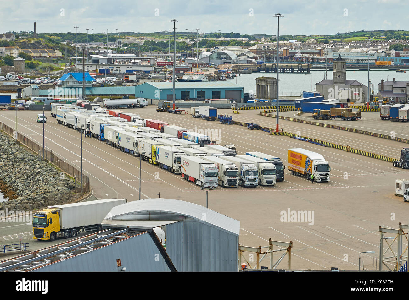 Leitungen des HGV warten am Kai in Holyhead warten auf eine Irische See Fähre geladen werden. Stockfoto