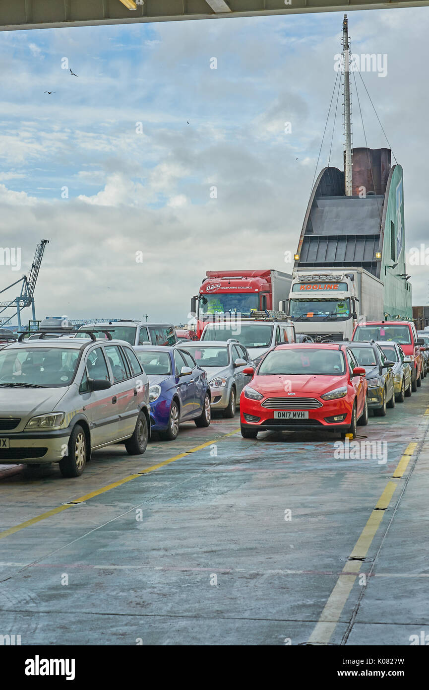 Autos auf die äußere Plattform eines Pkw Fähre warten auf Abfahrt vom Hafen von Dublin, Irland geparkt Stockfoto