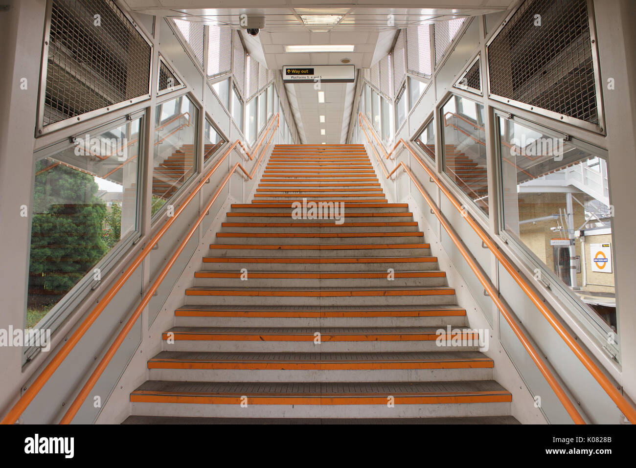 Treppen in New Cross Gate Station in London. Stockfoto