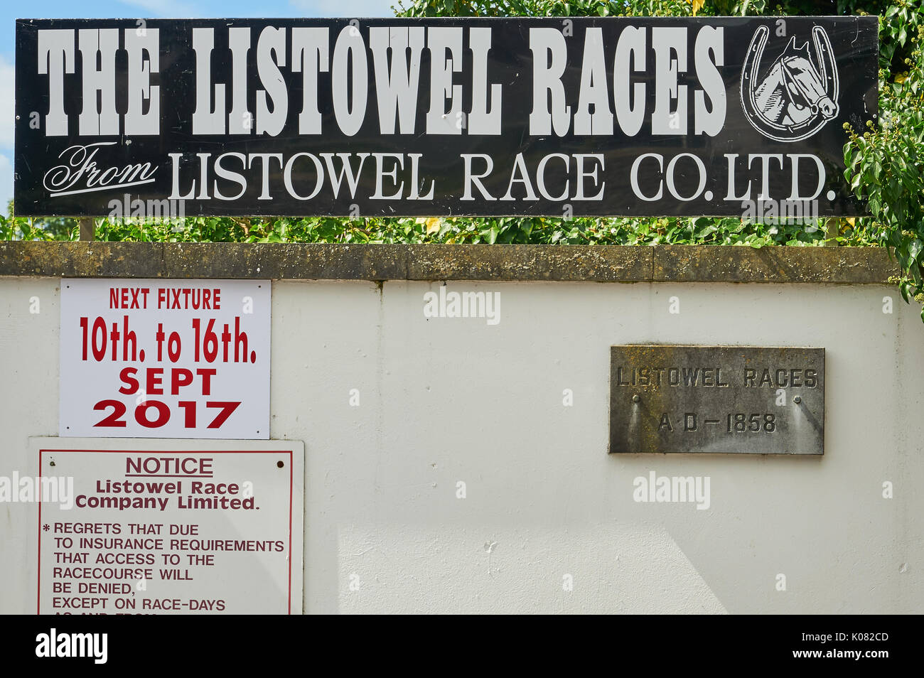 Schild vor dem Eingang zu Listowel Pferderennbahn, County Kerry, Irland Stockfoto
