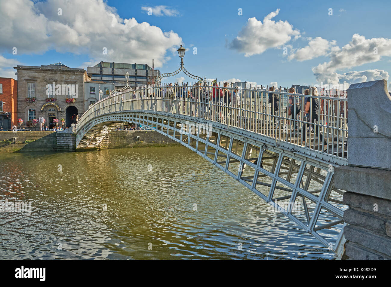 Fußgänger den ikonischen Ha'Penny Bridge über den Fluss Liffey im Zentrum von Dublin, Irland Stockfoto