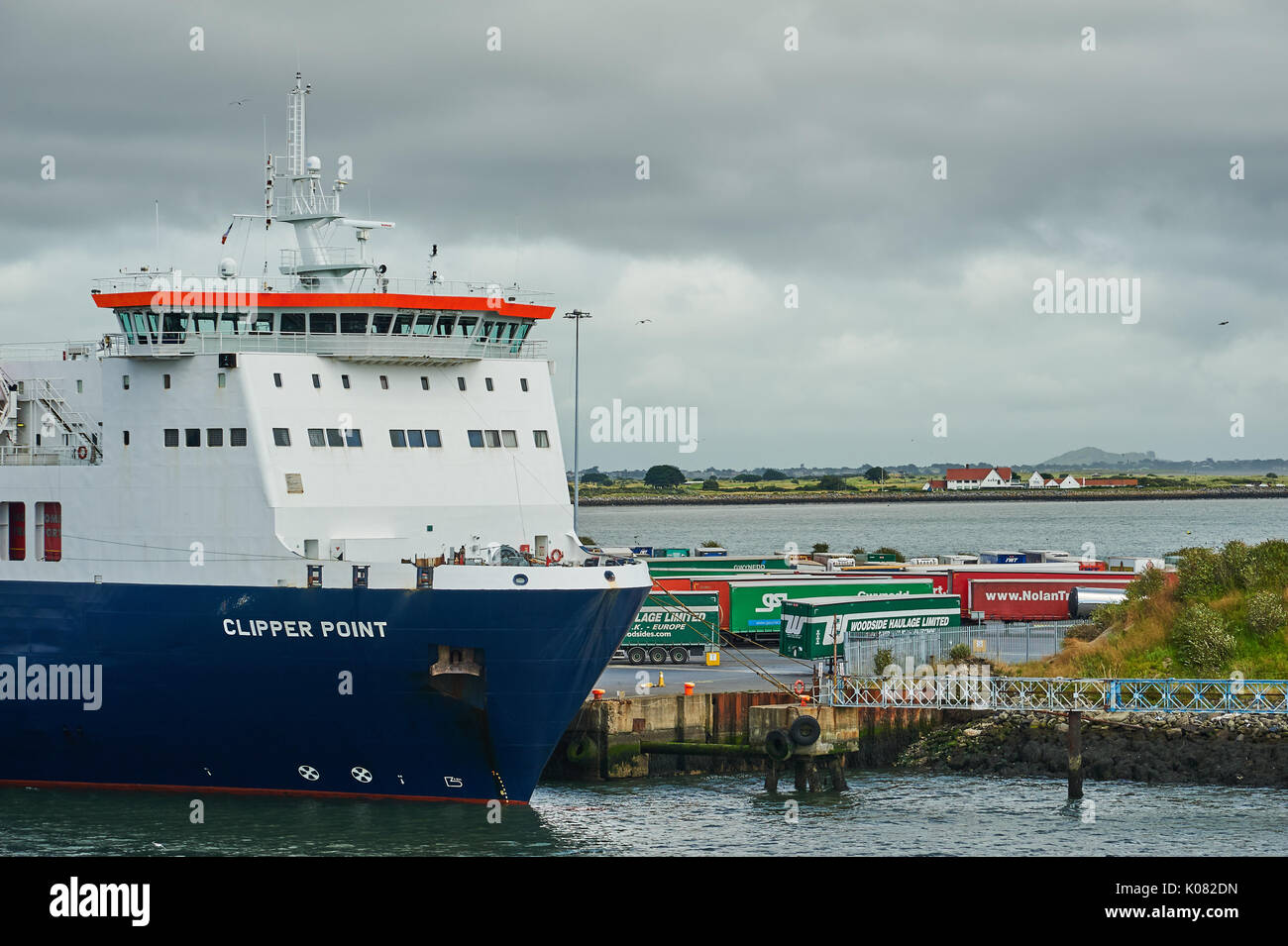 Frachter im Hafen von Dublin warten auf Abflug Stockfoto