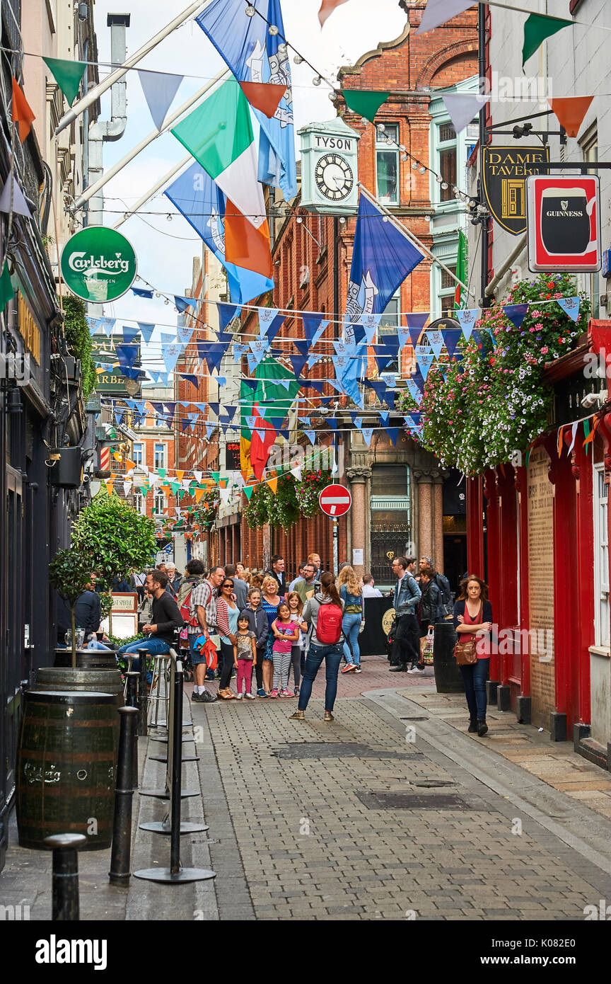 Eine Straße in Temple Bar, Dublin mit Gebäuden in wimpelketten geschmückt Stockfoto