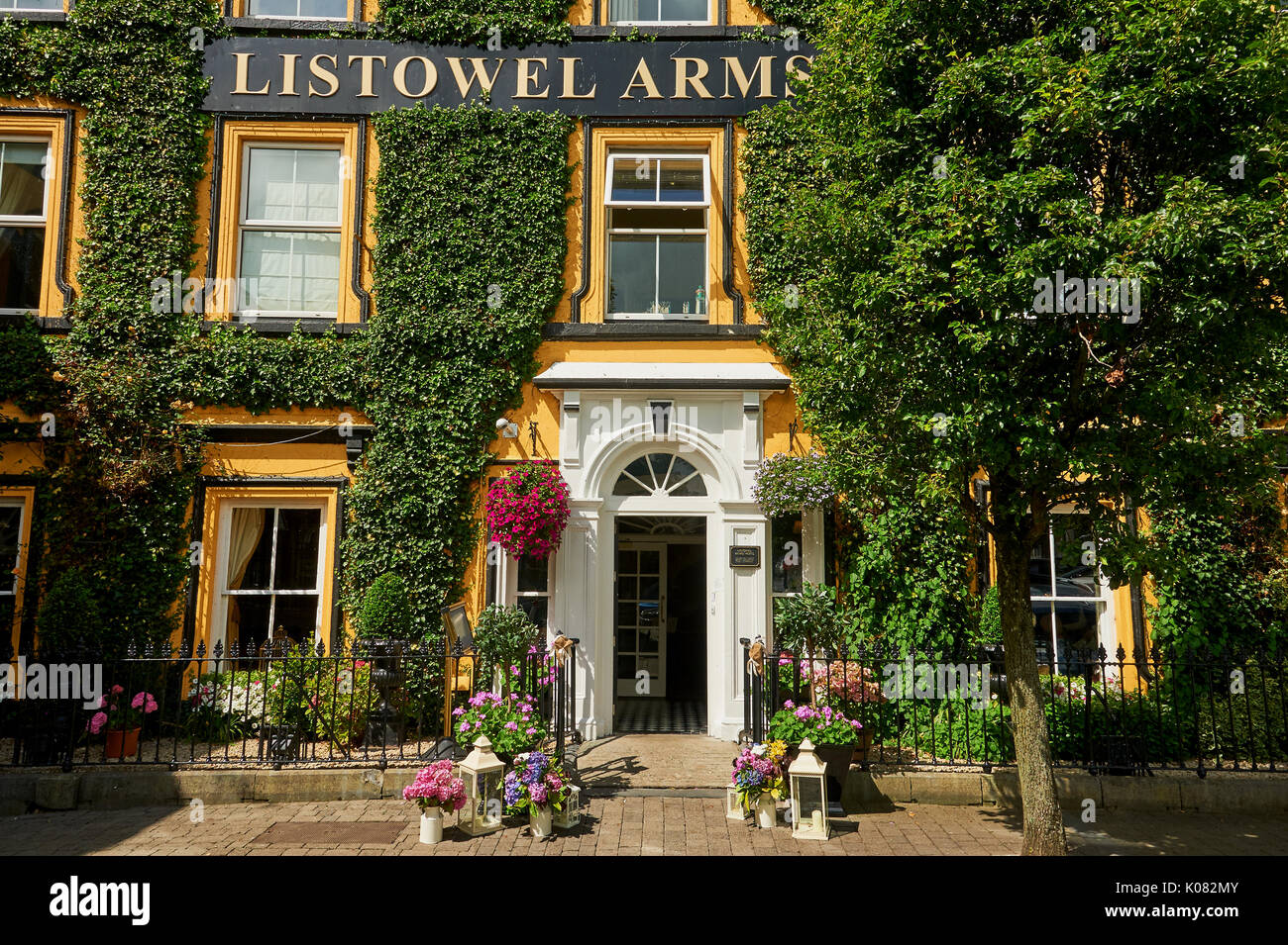 Efeu bedeckten Fassade der Listowel Arms Hotel im Zentrum von Listowel, County Kerry, Irland Stockfoto