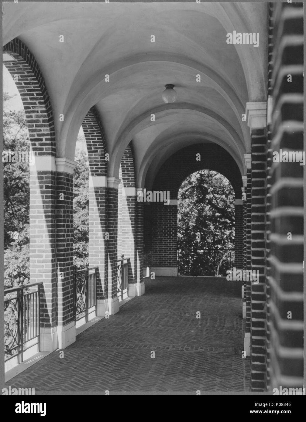 Brick Portico bilden Marmorbögen, mit Geländer entlang der Seite, Bäume im Hintergrund dargestellt; Roland Park/Guilford, 1910. Dieses Bild wird von einer Reihe dokumentieren den Bau und den Verkauf von Wohnungen in der Roland Park/Guilford Nachbarschaft von Baltimore, einer Straßenbahn Vorort und eines der ersten geplanten Gemeinschaften in den Vereinigten Staaten. Stockfoto