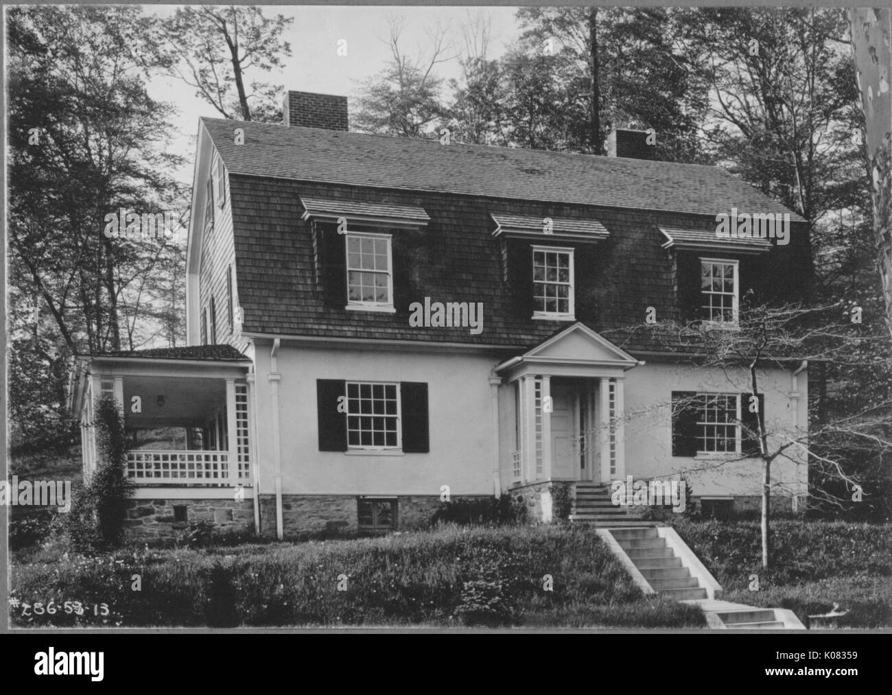 Die Hälfte weiß, zweistöckiges Haus mit Treppe zur Haustür, Terrasse, Kamin; Roland Park/Guilford, 1910. Dieses Bild wird von einer Reihe dokumentieren den Bau und den Verkauf von Wohnungen in der Roland Park/Guilford Nachbarschaft von Baltimore, einer Straßenbahn Vorort und eines der ersten geplanten Gemeinschaften in den Vereinigten Staaten. Stockfoto