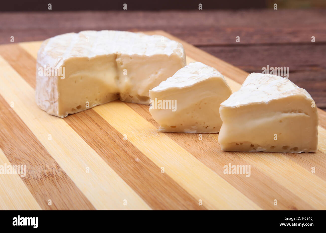 Kase Mit Weisser Schimmel Camembert Oder Brie Typ Auf Holz Tisch Gesundes Fruhstuck Stockfotografie Alamy