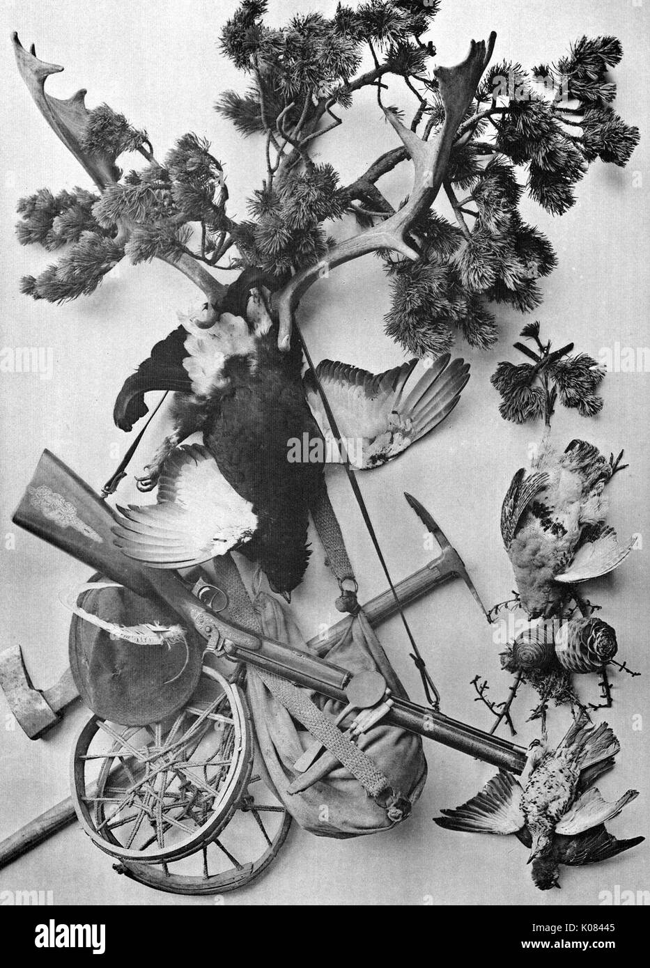 Ast mit drei Vögel liegend mit Flügeln ausgebreitet, Tier Geweih, Spaß, messenger bag, und eine Vielzahl von Werkzeugen einschließlich einer Axt und Spitzhacke, 1900. Stockfoto
