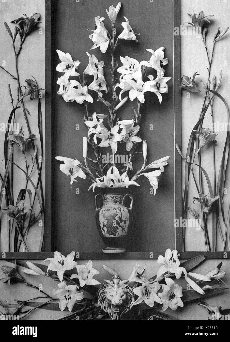 Symmetrisches Design von Lily Blumen an den Seiten und in der Vase, Löwe Ornament auf der Unterseite in der Mitte der Lilie Blumen, 1900. Stockfoto
