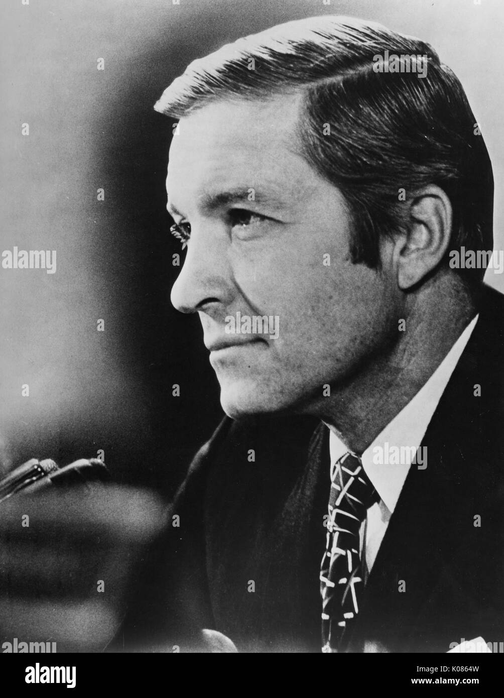 Head-shot der Politiker Charles Percy, trug einen dunklen Anzug und eine gemusterte Krawatte, lehnte sich in ein Mikrofon, mit Dicht gekämmte Haare, mit einem ernsten Gesichtsausdruck, 1965. Stockfoto