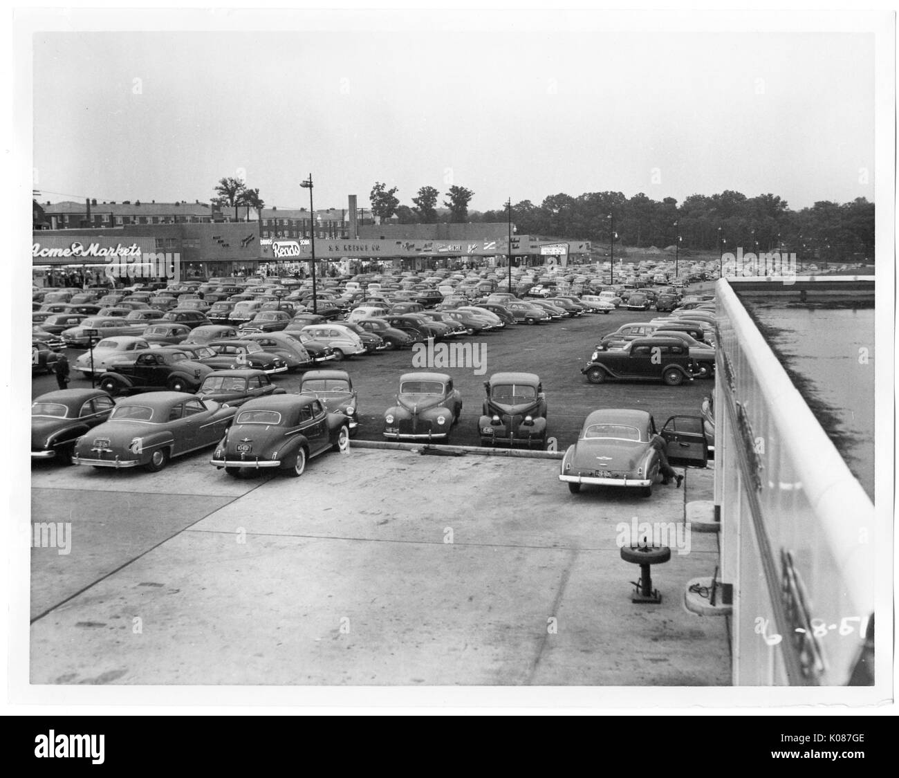 Parkplatz von Northwood Einkaufszentrum, Hunderte von Autos geparkt, Acme-Märkte und liest im Hintergrund, Baltimore, Maryland, 1930. Stockfoto