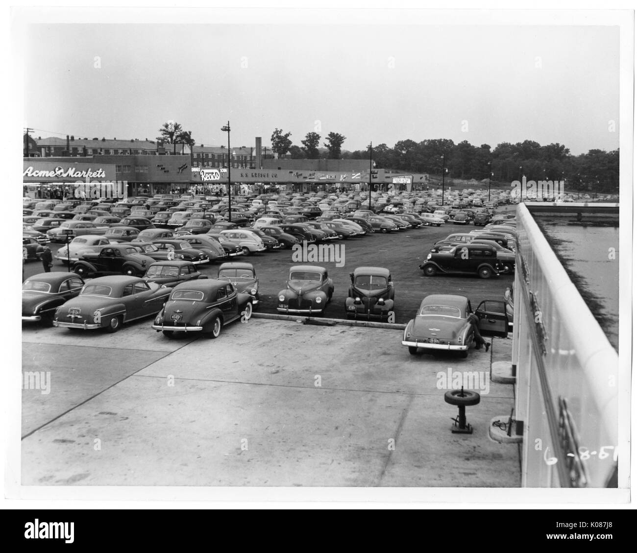 Parkplatz von Northwood Einkaufszentrum mit Hunderten von Autos, Lesen und Acme-Märkte in den Boden zurück, die Bäume und die straßenlaternen sind überall zu, Baltimore, Maryland, 1951. Stockfoto