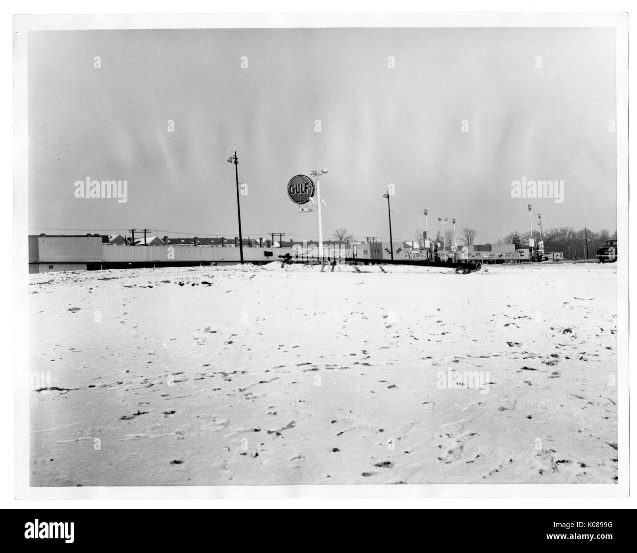 Angesichts der großen, hohen Gulf Tankstelle unterzeichnen, die Station noch nicht gebaut und der Boden nicht Beton, über die Straße vom Zeichen ist ein Einkaufszentrum, Baltimore, Maryland, 1951. Stockfoto