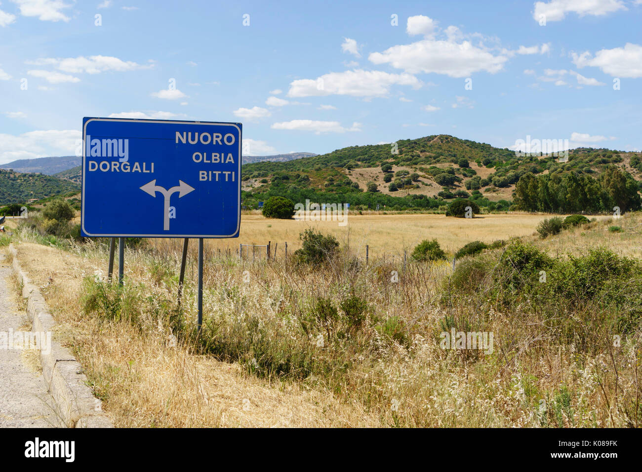 Italien, Sardinien - die SP 25 Highway auf halbem Weg quer über die Insel, La Traversa. Kreuzung mit der SP 38. Stockfoto