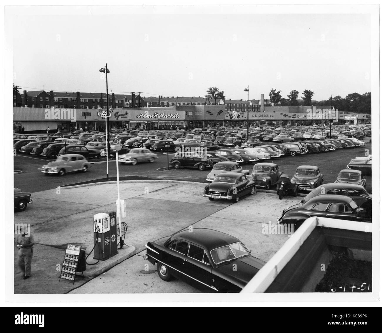 Foto der Parkplatz für die Northwood Shopping Center in Baltimore, Maryland, zeigen viele Autos und kommerziellen Gebäuden wie Acme Märkte, S S Kresge Company und die Northwood Theater, mit Wohnbauten und Bäume im Hintergrund, Baltimore, Maryland, 14. Juni 1951. Stockfoto