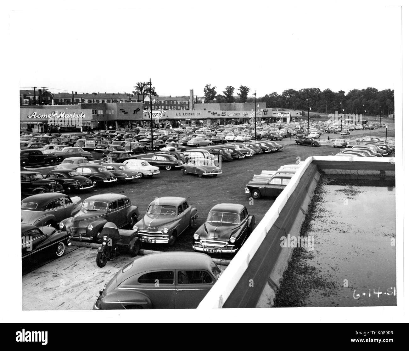 Foto der Parkplatz für die Northwood Shopping Center in Baltimore, Maryland, zeigen viele Autos und kommerziellen Gebäuden wie Acme Märkte, S S Kresge Company und die Northwood Theater, mit Wohnbauten und Bäume im Hintergrund, Baltimore, Maryland, 14. Juni 1951. Stockfoto