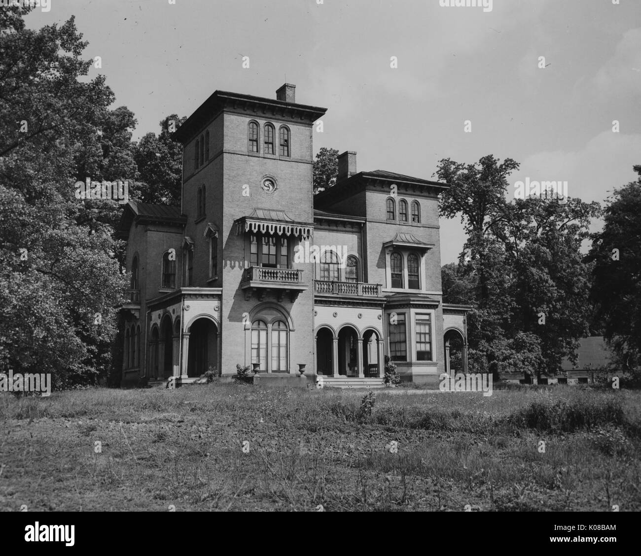 Die Außenseite des Wyman Villa Nordwesten, Villa, die von Vegetation und Bäume umgeben, Veranda, auf der zweiten Geschichte, ruhige Umgebung, Baltimore, Maryland, 1950. Stockfoto