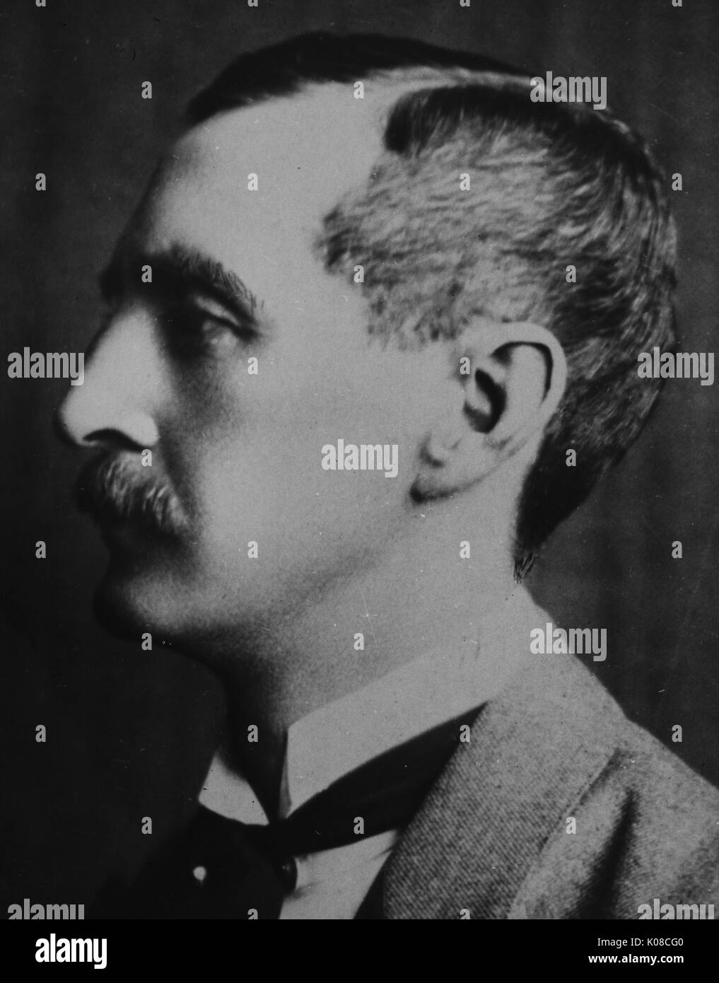 Head-shot der Philanthrop Theodore Marburg, trug eine schwarze Krawatte und ein weißes Hemd unter einer dunklen Jacke, ein Profil der Seite seines Gesichtes, das einen dicken Schnurrbart und Fest gekämmte Haare, 1885. Stockfoto