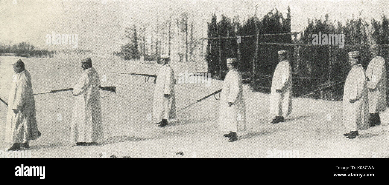 Deutsche Soldaten tragen Schnee Shirts an der Ostfront, WK 1. Stockfoto