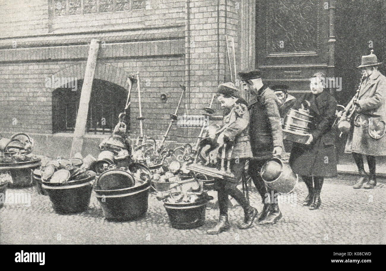 Kinder Metall sammeln für Munition, WK 1. Stockfoto