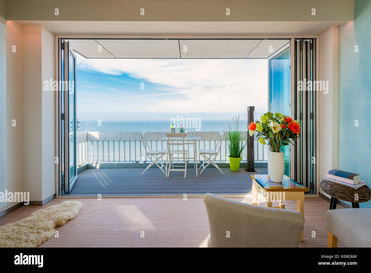 Modernes Apartment mit Balkon mit Blick auf Meer Stockfoto