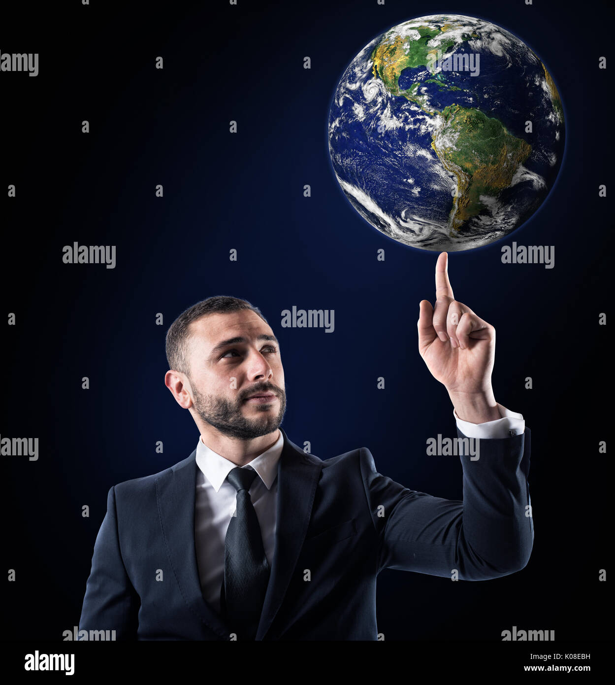 Unternehmer hält die Welt mit einem Finger. Welt von der NASA zur Verfügung gestellt Stockfoto