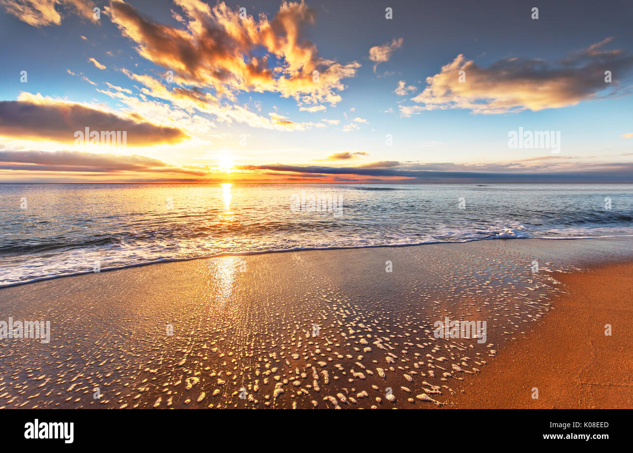Schönen tropischen Sonnenaufgang am Strand. Stockfoto