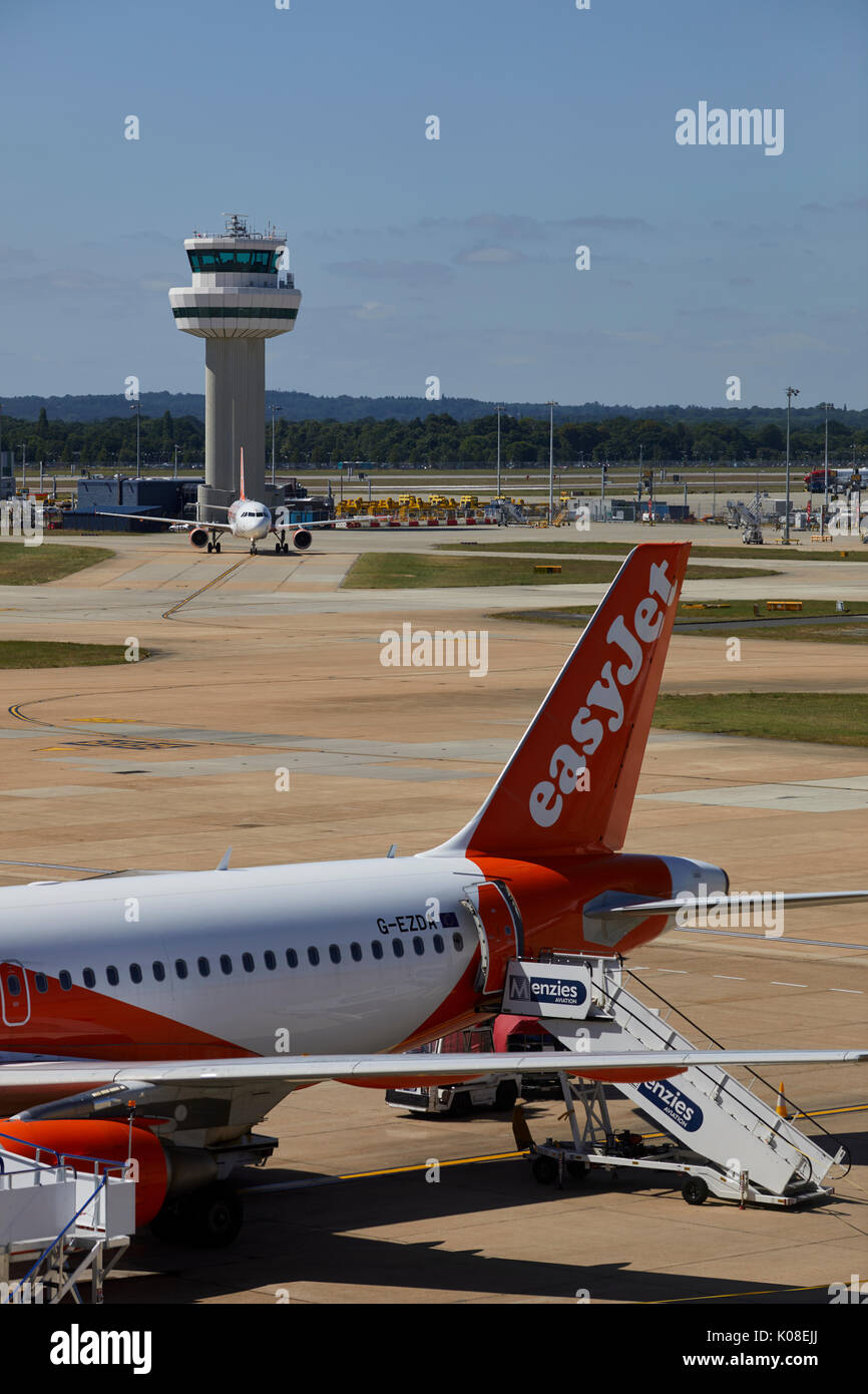 Air Traffic Control Tower und Low-cost carrier EasyJet am Flughafen Gatwick North Terminal Stockfoto