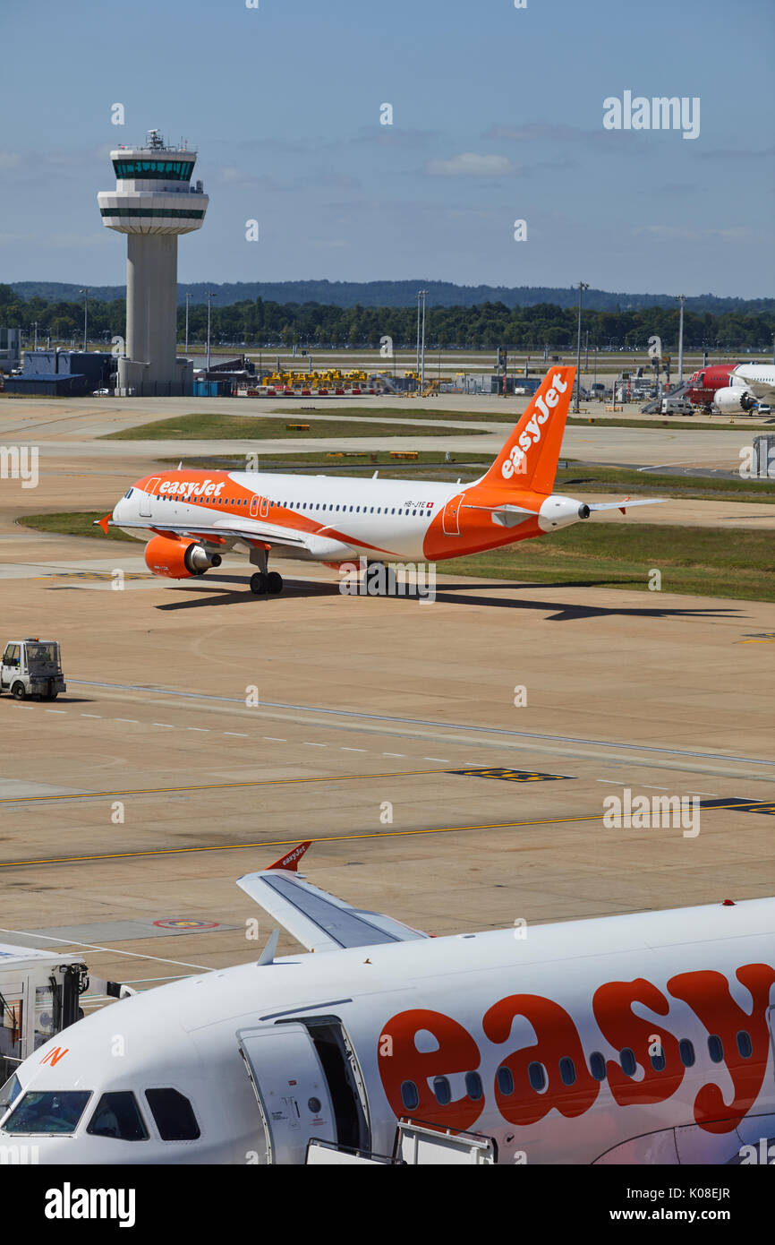 Air Traffic Control Tower und Low-cost carrier EasyJet am Flughafen Gatwick North Terminal Stockfoto