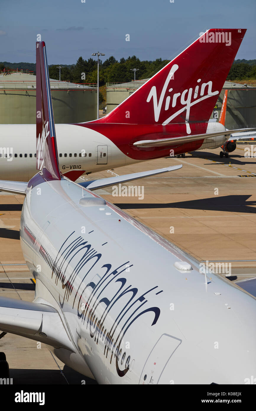Virgin Atlantics Lackierung 474 400 Tinker Belle Schwanz mit dem Nordterminal des Flughafen Gatwick Stockfoto