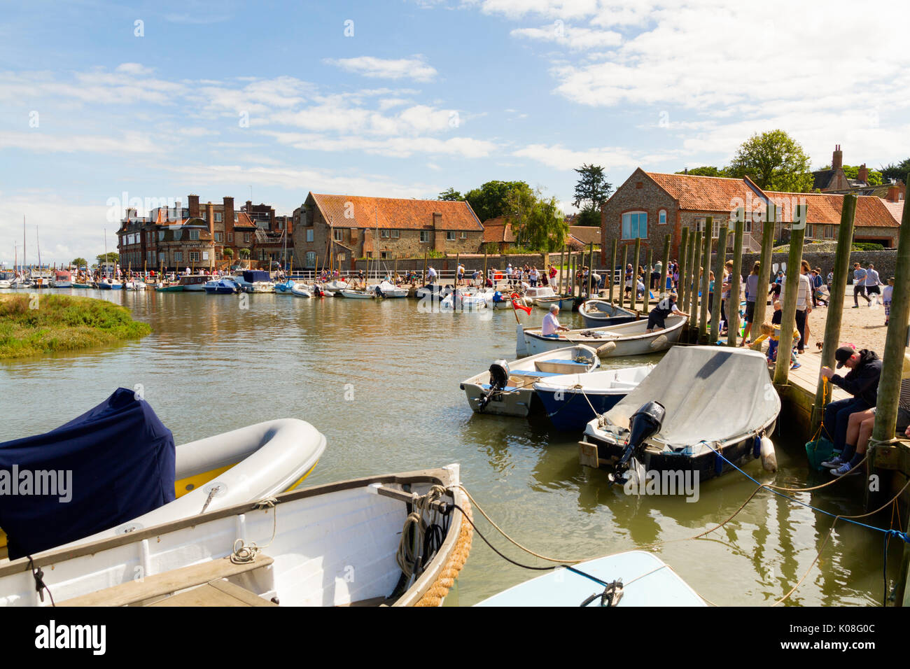 Leute Krabben im Blakeney Hafen/Kai Norfolk Stockfoto