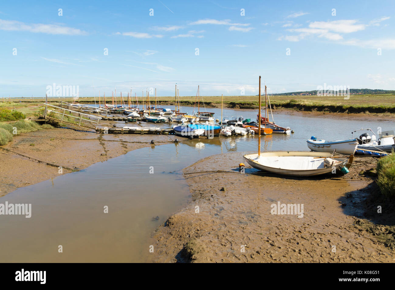 Boote im Morston Creek Norfolk mit der Tide günstig heraus Stockfoto