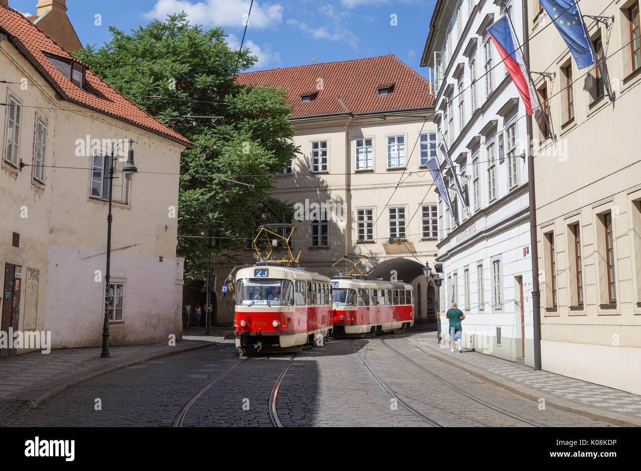 Alte Straßenbahn am Letenska Straße und alten Gebäuden in der Mala Strana (Kleinseite) Viertel in Prag, Tschechische Republik. Stockfoto