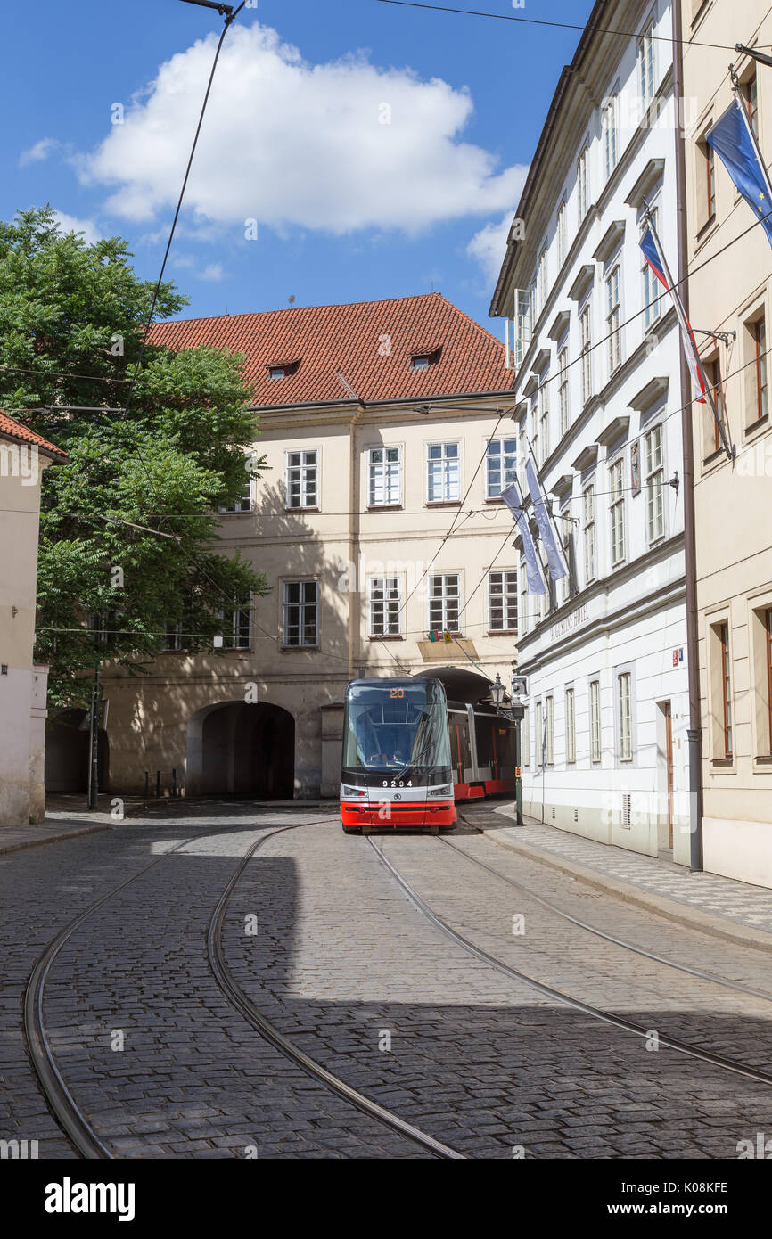 Moderne Straßenbahn an der Letenska Straße und alten Gebäuden in der Mala Strana (Kleinseite) Viertel in Prag, Tschechische Republik. Stockfoto