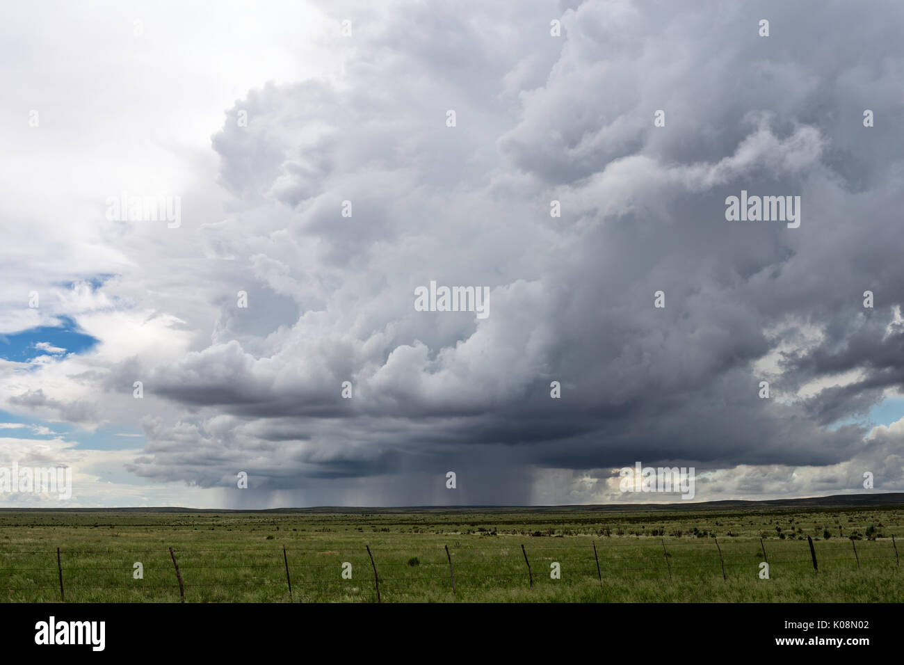 Dunkle Cumulonimbus Wolken, Regen und Gewitter in der Nähe von Dell City, Texas Stockfoto