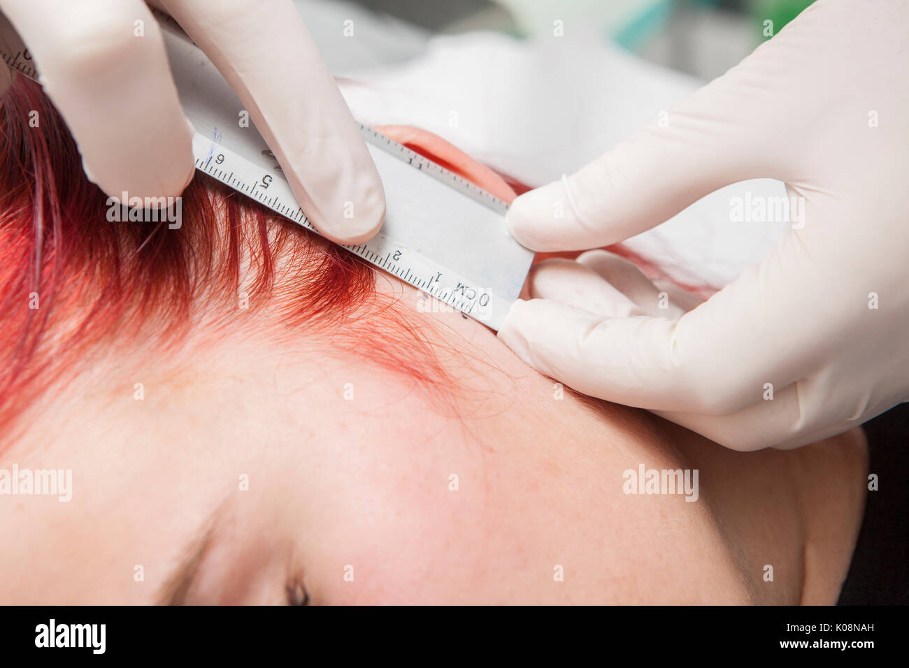 Professionelle, Messung der Bohrungen vor dem Piercing. Tragus Typ Stockfoto