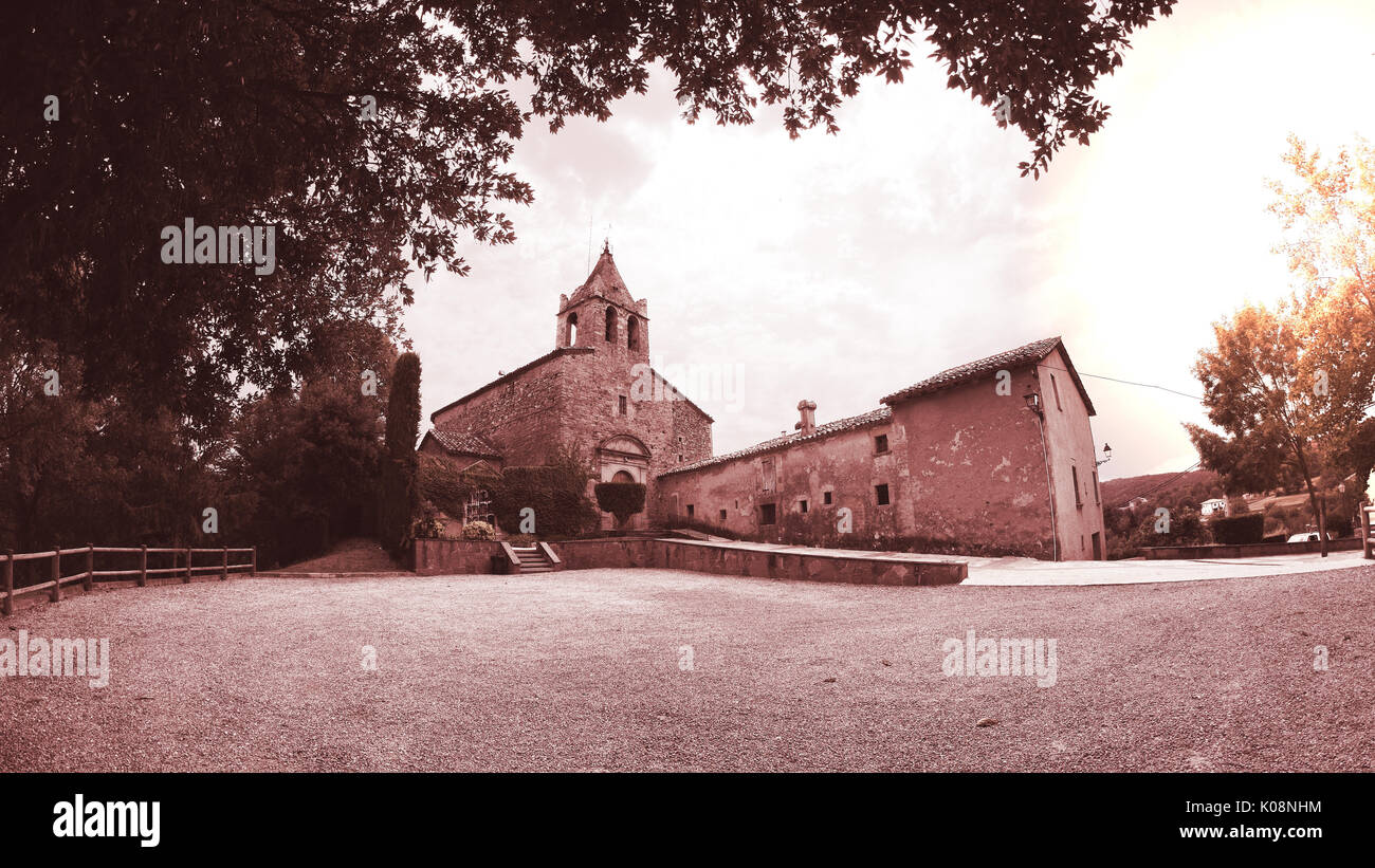 Saint Mary's Vallclara Kirche in Spanischen Dorf von Vilanova de Sau, in Barcelona. Die romanische Architektur und leere Raum für Editor's Text. Stockfoto