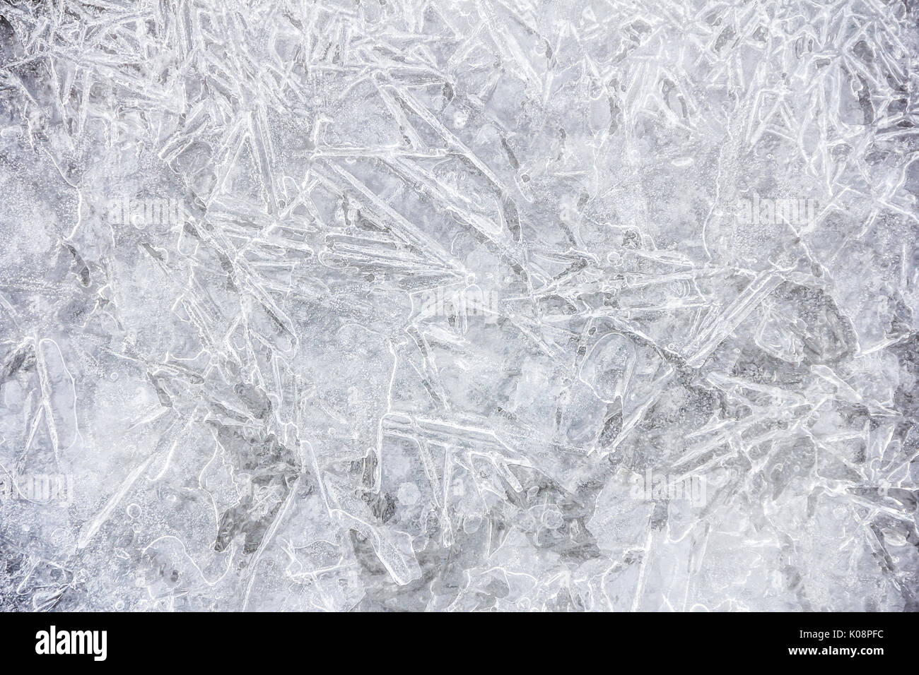 Eis Textur auf einem See Wasser im Winter im Freien mit Schnee Stockfoto