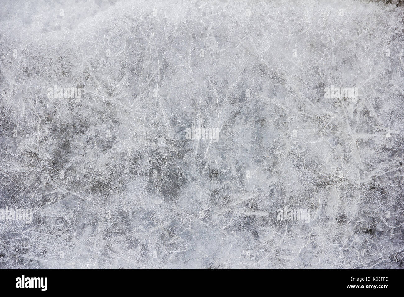 Eis Textur auf einem See Wasser im Winter im Freien mit Schnee Stockfoto