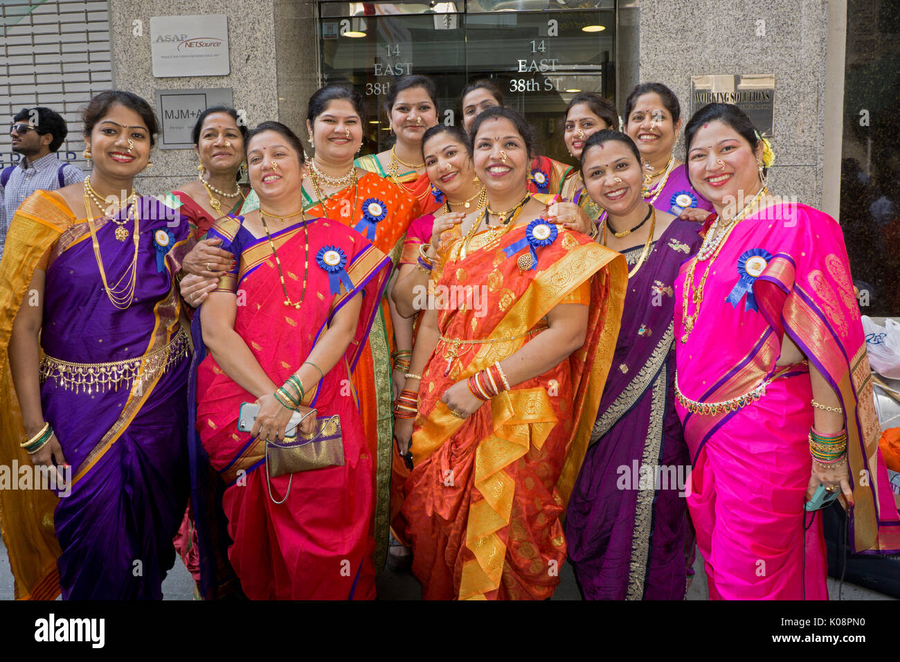 Eine gestellt Portrait von indischen amerikanischen Frauen vor Beginn der Indien Day Parade 2017 in Manhattan, New York City. Stockfoto