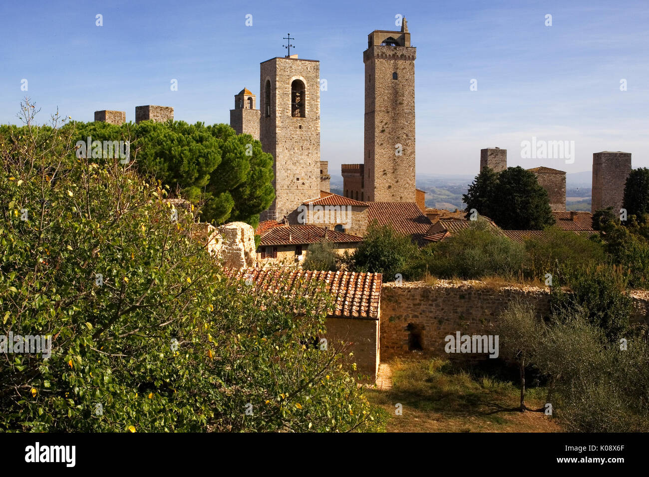 Torre Grossa, Campanile della Collegiata und andere Türme von La Rocca di Montestaffoli, San Gimignano, Toskana, Italien Stockfoto