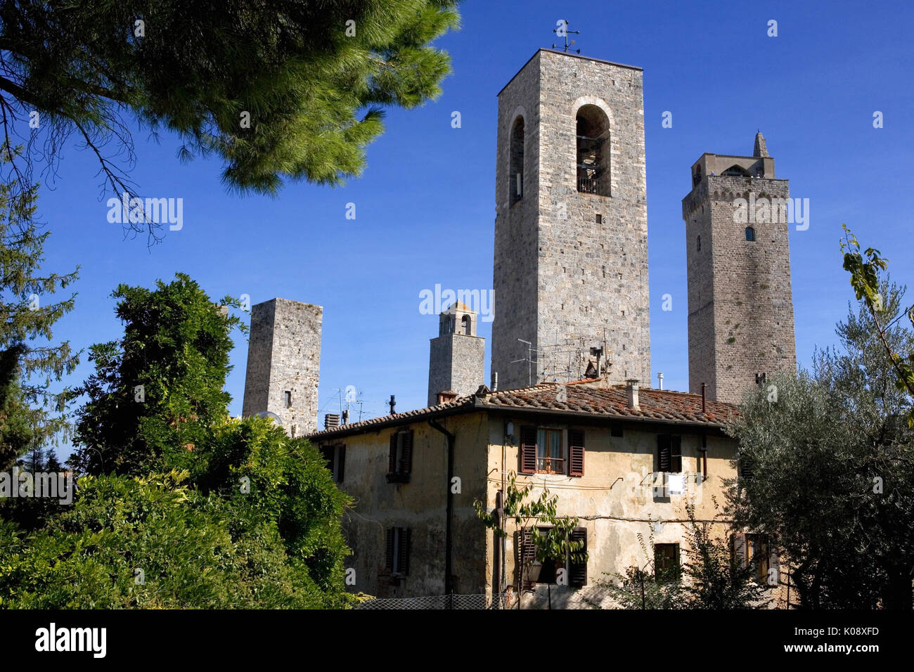 Campanile della Collegiata, Torre Grossa und andere Türme von San Gimignano von der Via della Rocca, San Gimignano, Toskana, Italien Stockfoto