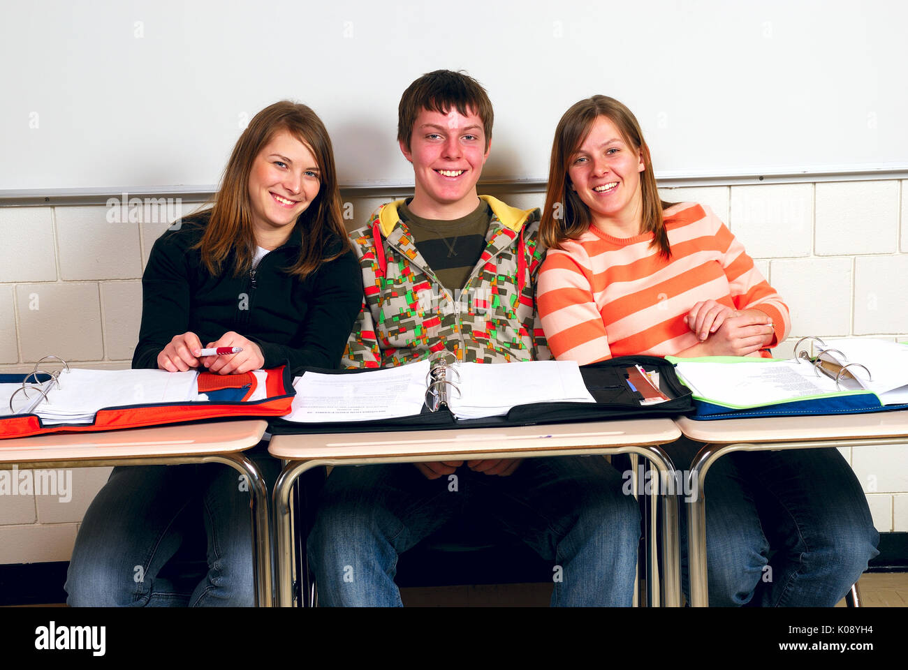Happy High School Studenten genießen, sich in der Klasse Stockfoto