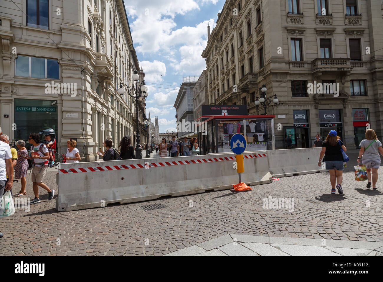 Jersey Barrieren in Piazza Cordusio, Mailand, Italien Stockfoto